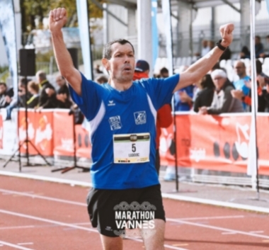 coureur à l'arrivée du marathon de Vannes