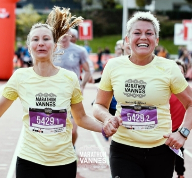 deux femmes en train de courir