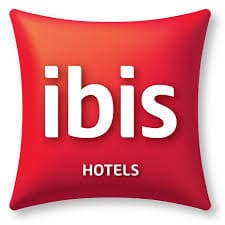 Logo de la chaine d'hôtel ibis