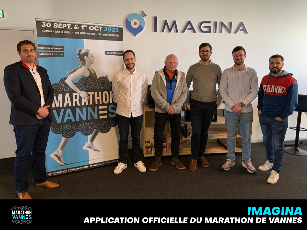 Photo des membres d'Imagina et du Marathon de Vannes devant le logo de l'application Imagina et un visuel du Marathon de Vannes